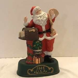 Grandeur Noel Santa Of The World 1985 USA figurine